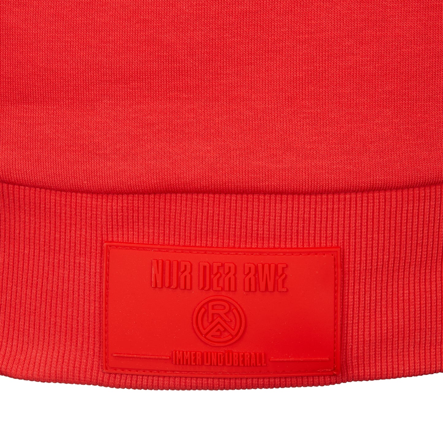 Nahaufnahme Style 2550 Hoodie "Mythos" Gummi-Patch (queres Rechteck, aufgenäht, Sprüche haptisch: "NUR DER RWE", RWE-Logo, "IMMER UND ÜBERALL")
