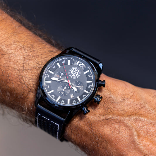 Sportlicher Herrenchronograph in 46mm schwarzglänzend  | Stoppfunktionfür 60 Sekunden / 60 Minuten, 24 Stundenanzeige und Datumanzeige  | schwarzes Effektzifferblatt mit Logoaufdruck und 45Minuteneinteilung zum Stoppen einer Halbzeit stoßfestes Mineralglas | 3 ATM Wasserdicht | perforiertes, schwarzes Echtlederarmband mit Kontrastnaht und Edelstahlschließe Edelstahluhrenboden

Model Ramien Safi