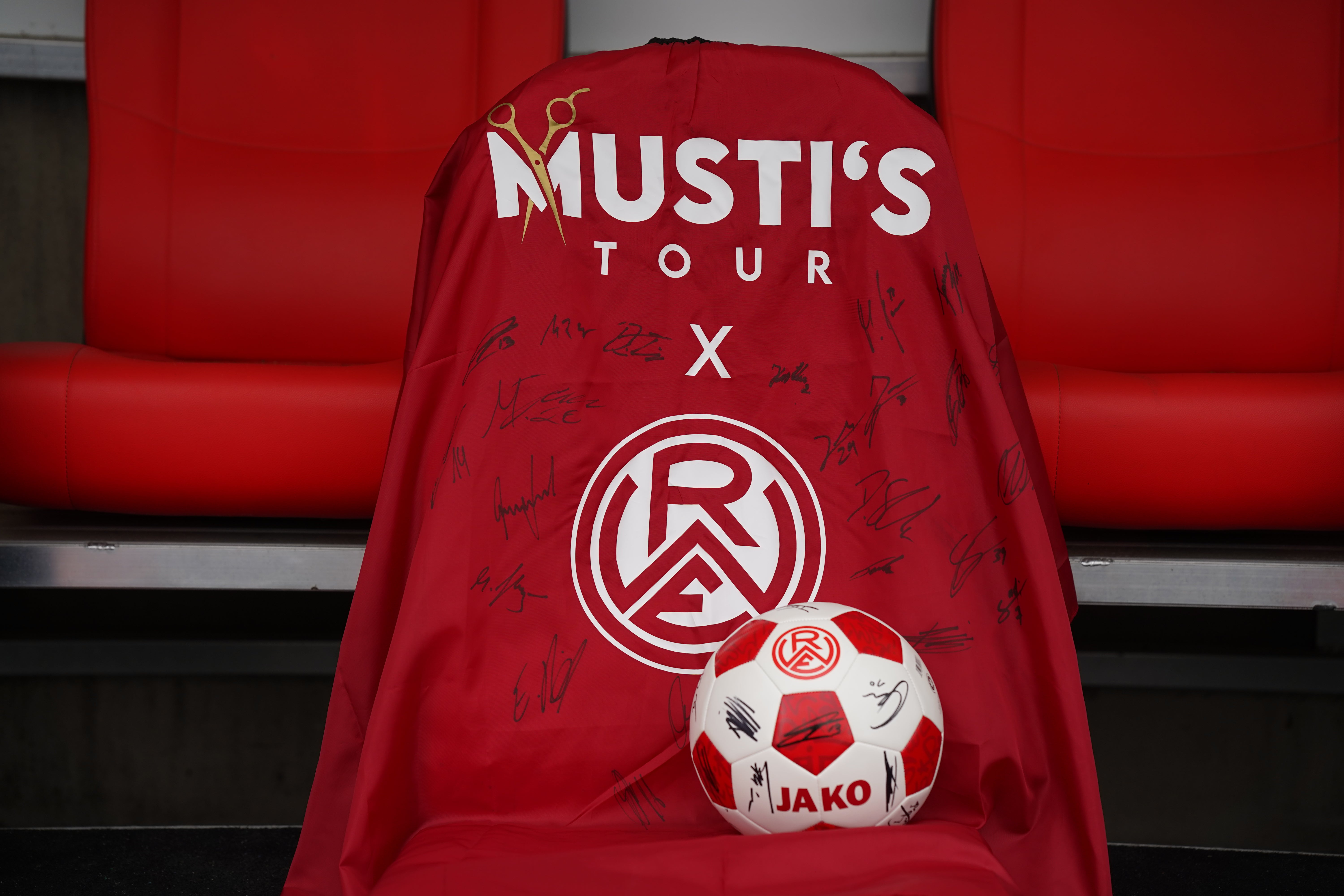 Musti-signierter Friseur Umhang + signierter Ball | Essener Chancen