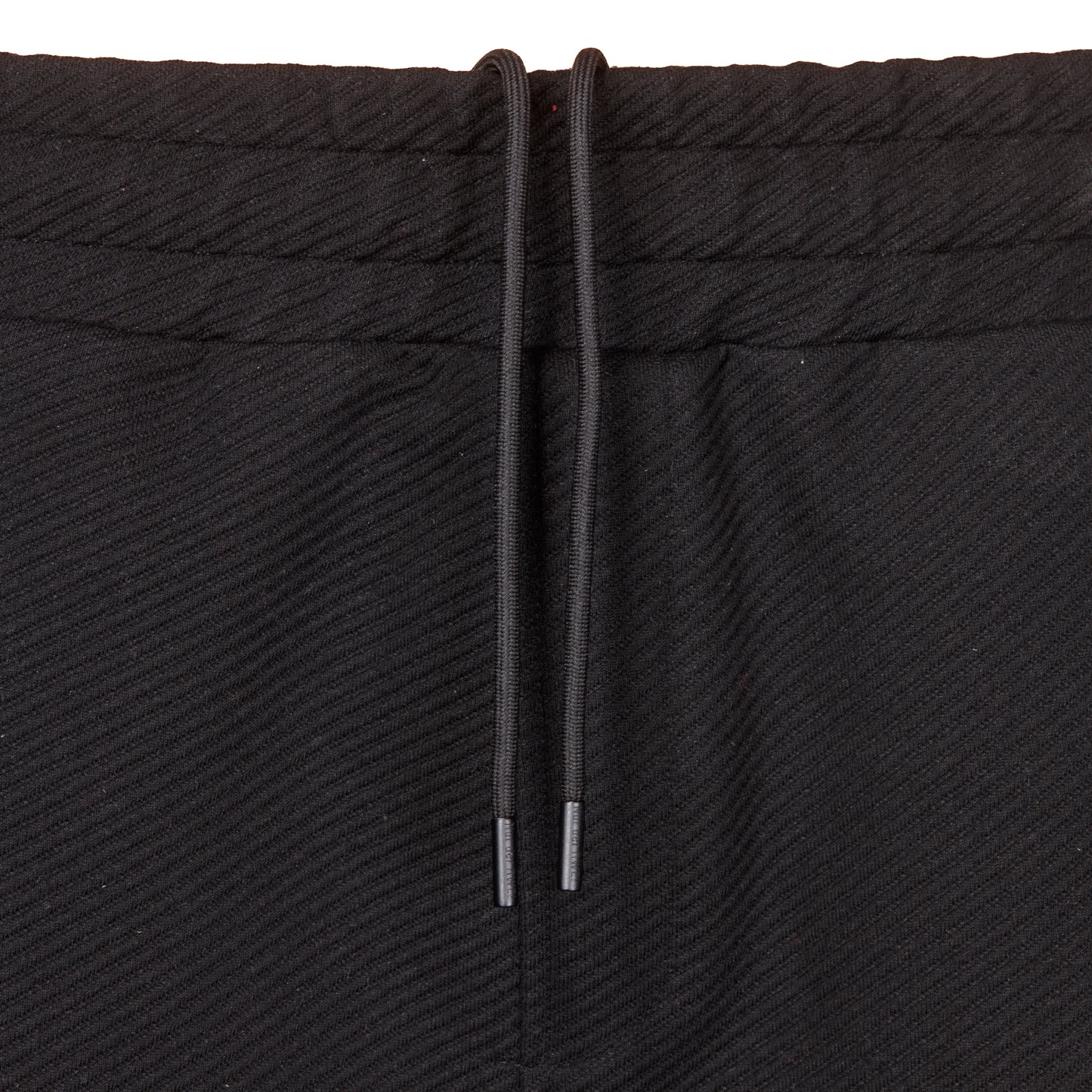Nahaufnahme Style 2559 Hose "Mythos" Kordelzug; Kordeln hängen von innen nach vorne über, um die schwarzen Metall-Kordelenden mit "NUR DER RWE!"-Gravur zu zeigen