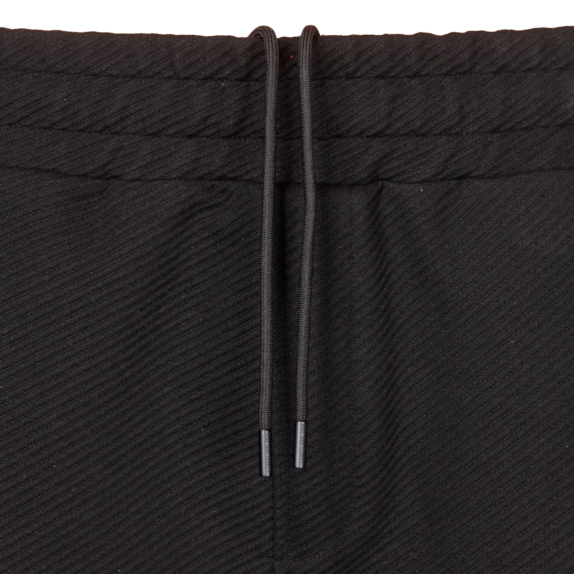Nahaufnahme Style 2559 Hose "Mythos" Kordelzug; Kordeln hängen von innen nach vorne über, um die schwarzen Metall-Kordelenden mit "NUR DER RWE!"-Gravur zu zeigen