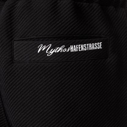 Nahaufnahme Style 2559 Hose "Mythos" Druck, "Mythos" vorne in kursiver Schrift, danach "HAFENSTRASSE" in RWE-Blockschrift, beides aneinandergereiht