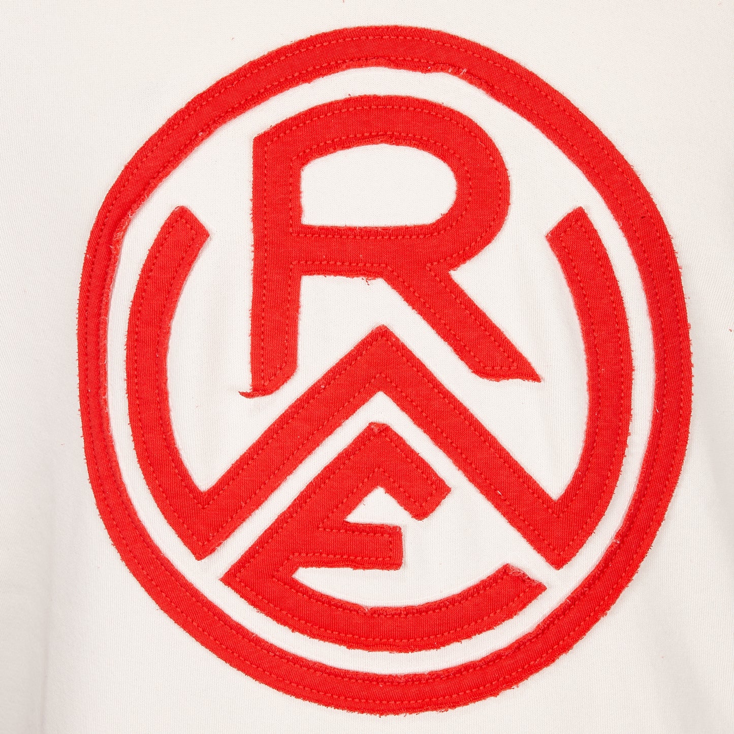 Nahaufnahme Style 2551 Hoodie "College" Stoffapplikation des RWE- Logos mit offenen Kanten, Durchmesser 27 cm