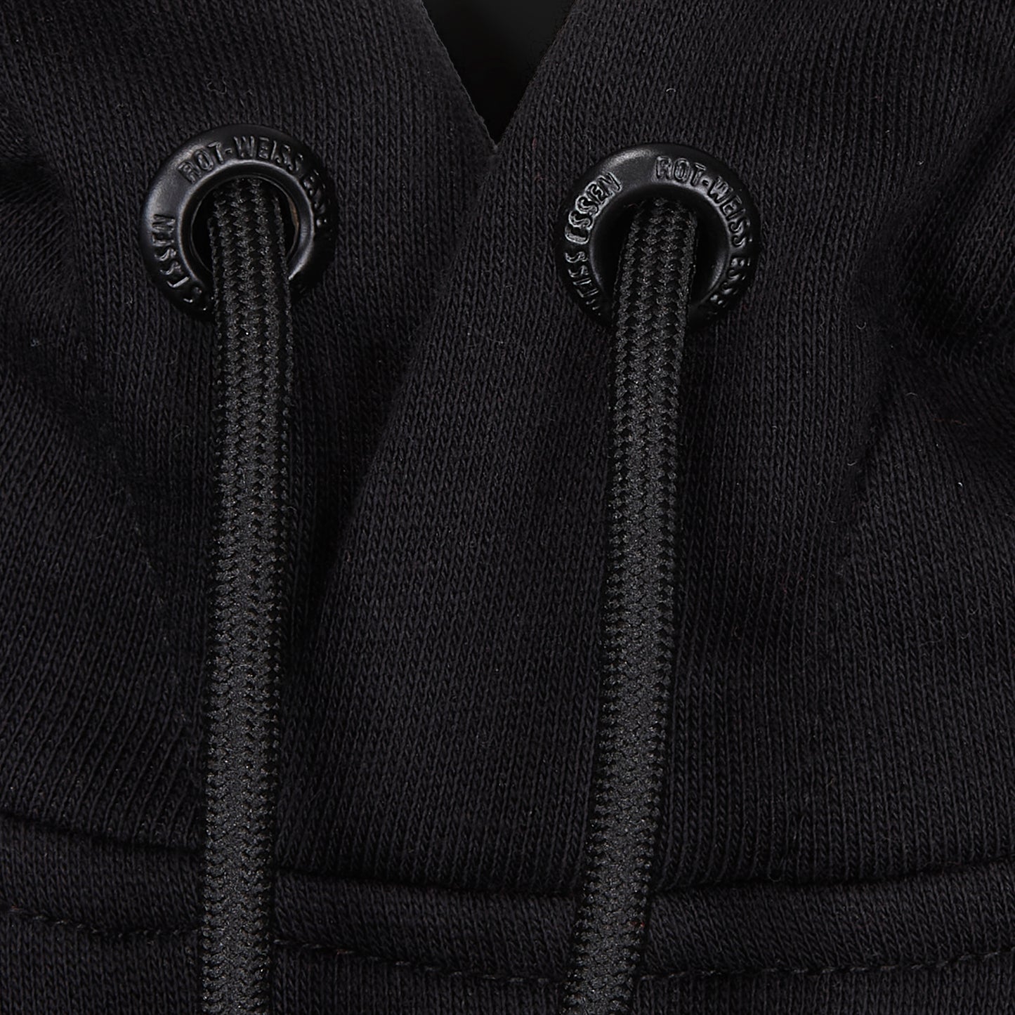 Nahaufnahme Style 2553 Hoodie "NUR DER RWE" Kordelösen, schwarze Metallösen mit "ROT-WEISS ESSEN" Gravur