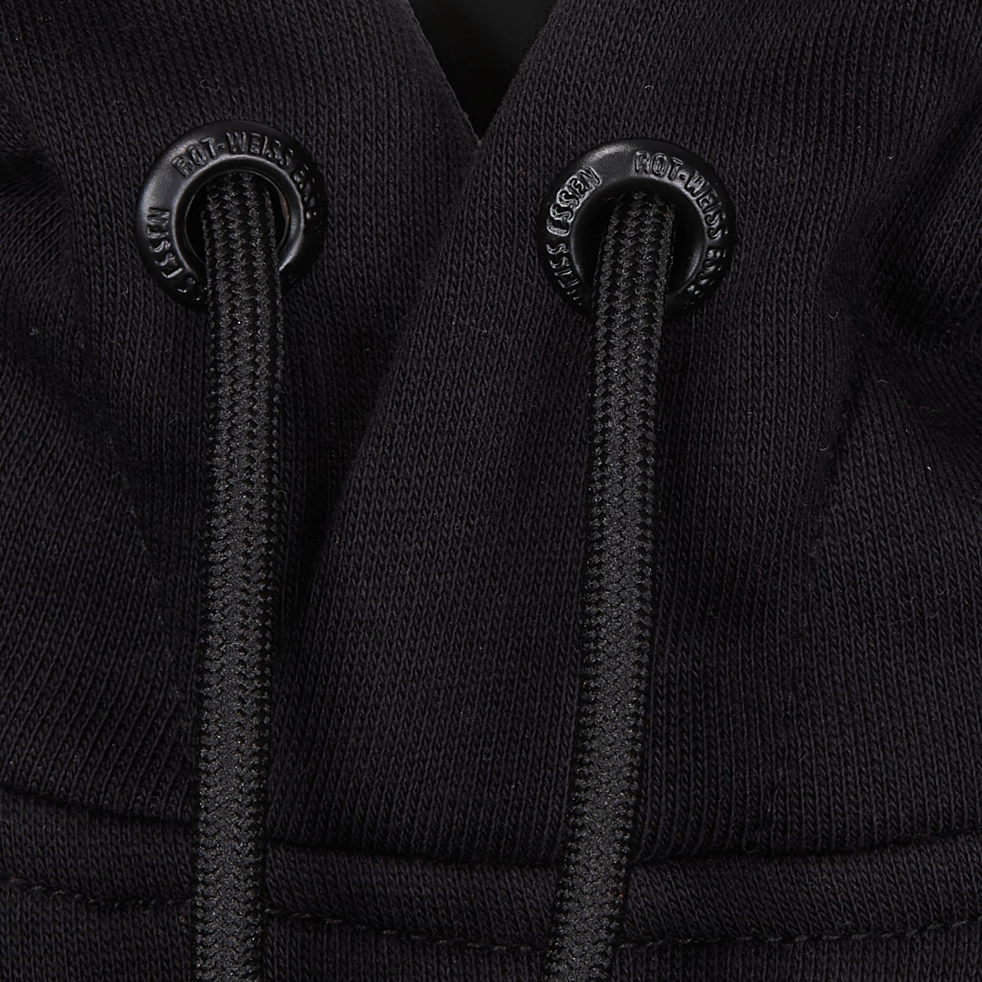 Nahaufnahme Style 2553 Hoodie "NUR DER RWE" Kordelösen, schwarze Metallösen mit "ROT-WEISS ESSEN" Gravur