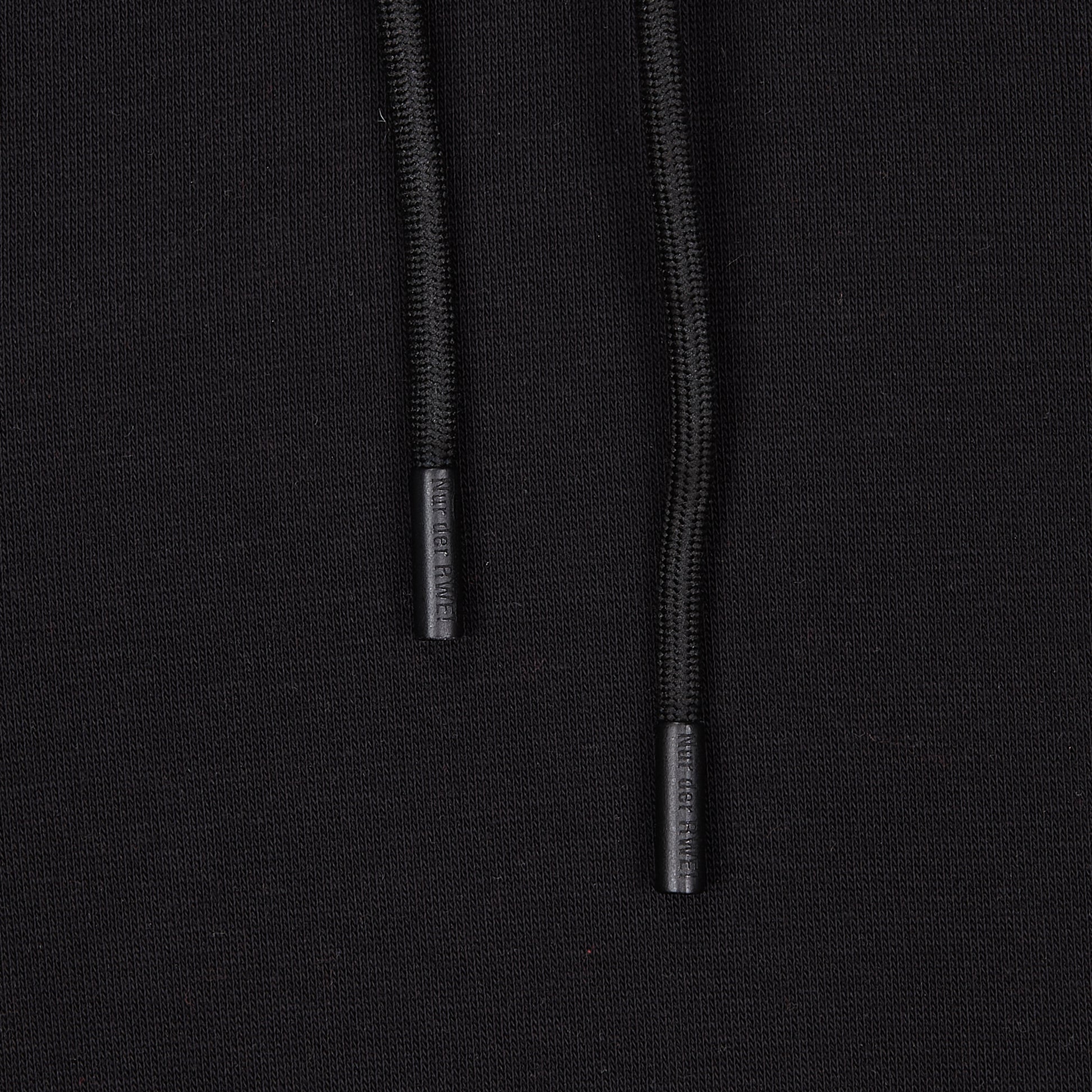 Nahaufnahme Style 2553 Hoodie "NUR DER RWE" Kordelenden, Metallenden mit "NUR DER RWE!"-Gravur