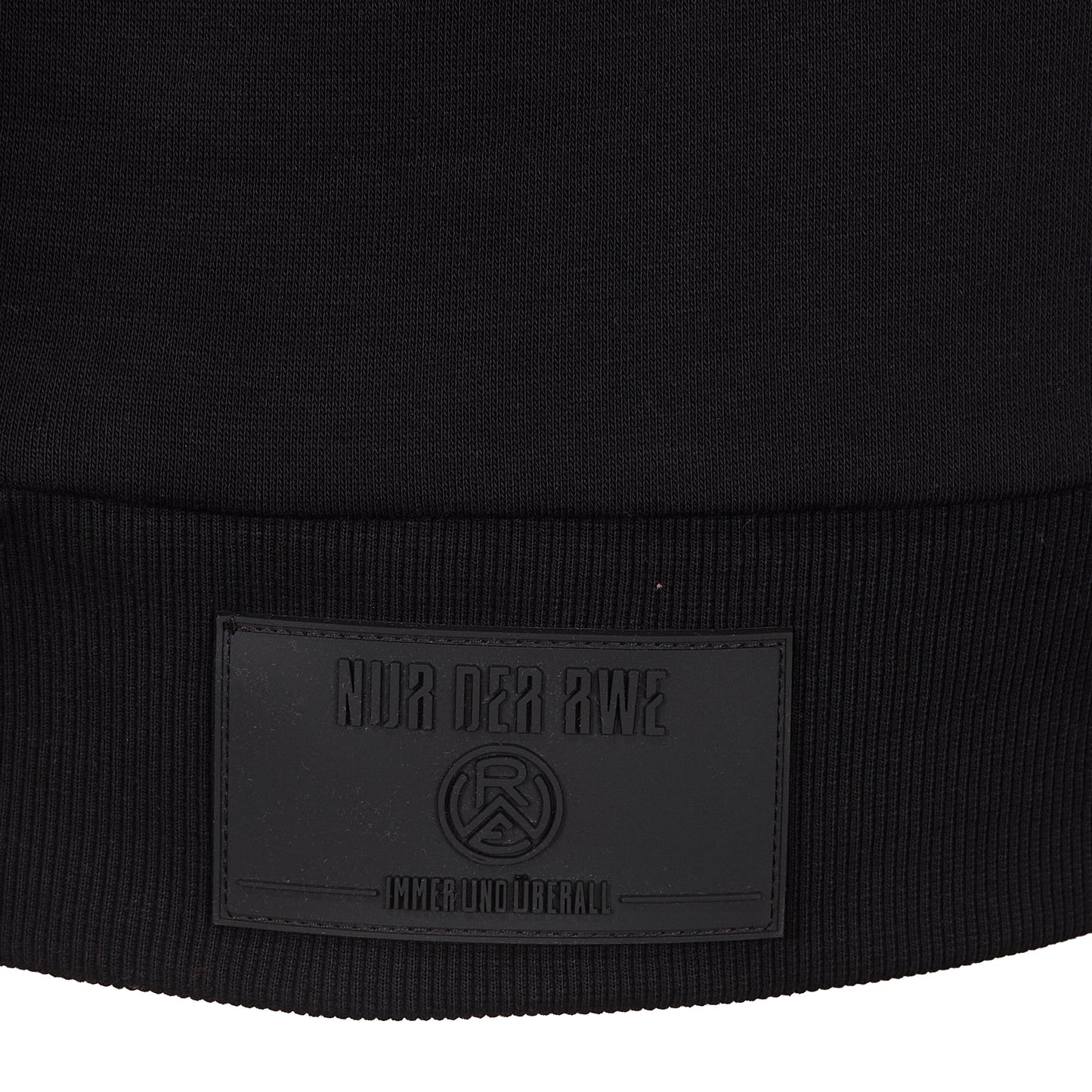 Nahaufnahme Style 2553 Hoodie "NUR DER RWE" Gummi-Patch (queres Rechteck, aufgenäht, Sprüche haptisch: "NUR DER RWE", RWE-Logo, "IMMER UND ÜBERALL")