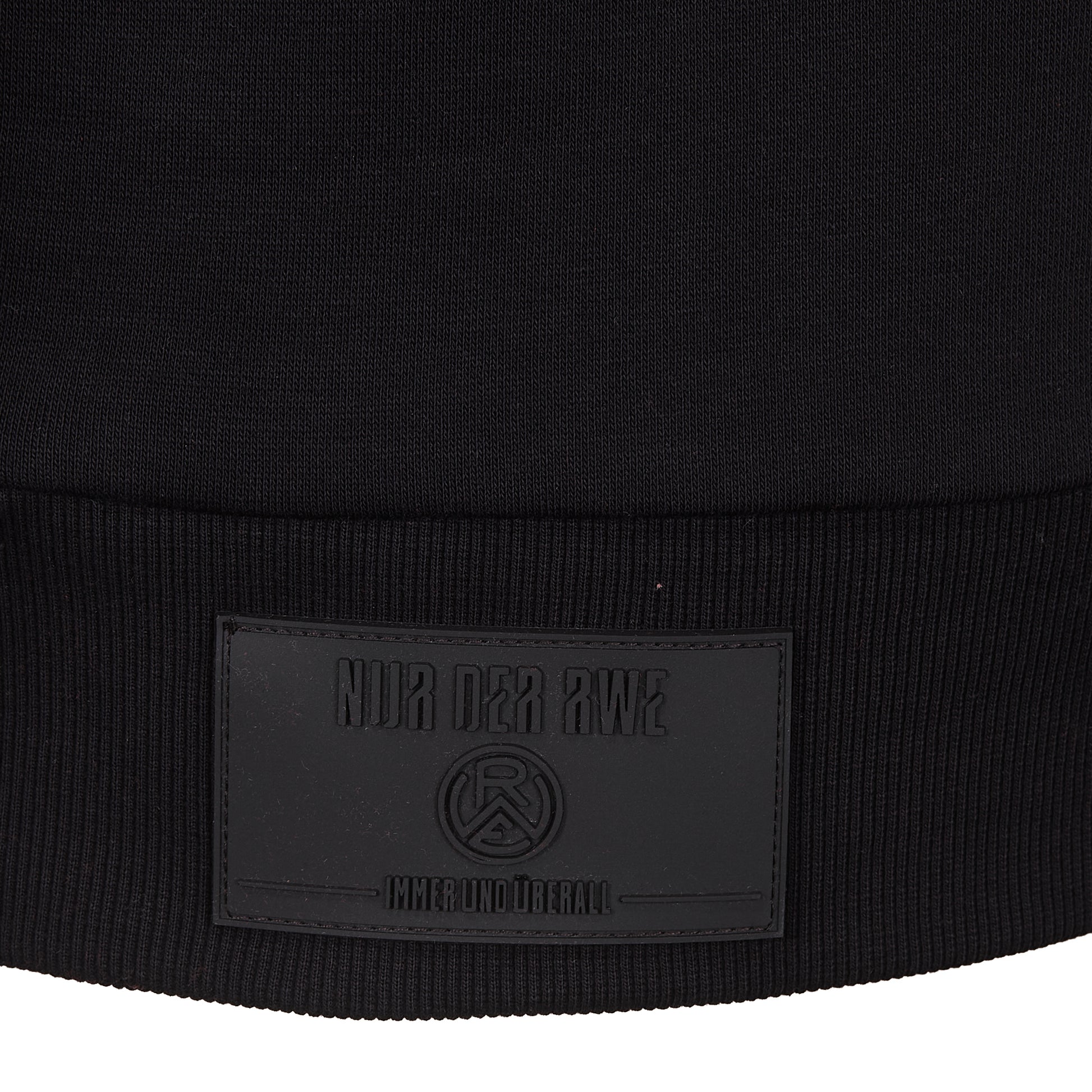 Nahaufnahme Style 2553 Hoodie "NUR DER RWE" Gummi-Patch (queres Rechteck, aufgenäht, Sprüche haptisch: "NUR DER RWE", RWE-Logo, "IMMER UND ÜBERALL")