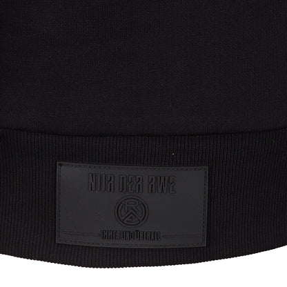 Nahaufnahme Style 2553 Hoodie "NUR DER RWE" Gummi-Patch (queres Rechteck, aufgenäht, Sprüche haptisch: "NUR DER RWE", RWE-Logo, "IMMER UND ÜBERALL")