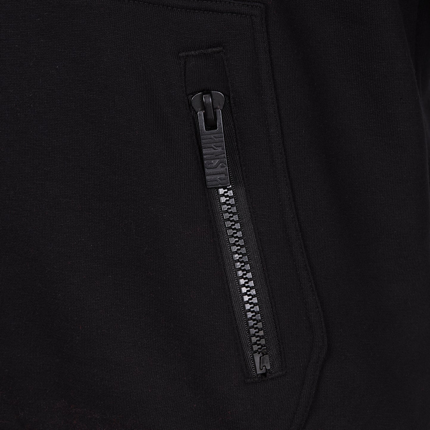 Nahaufnahme Reißverschluss des Styles 2553 Hoodie "NUR DER RWE"; positioniert an linker Kangaroo-Pocket-Seite anstelle einer einfachen Taschenöffnung