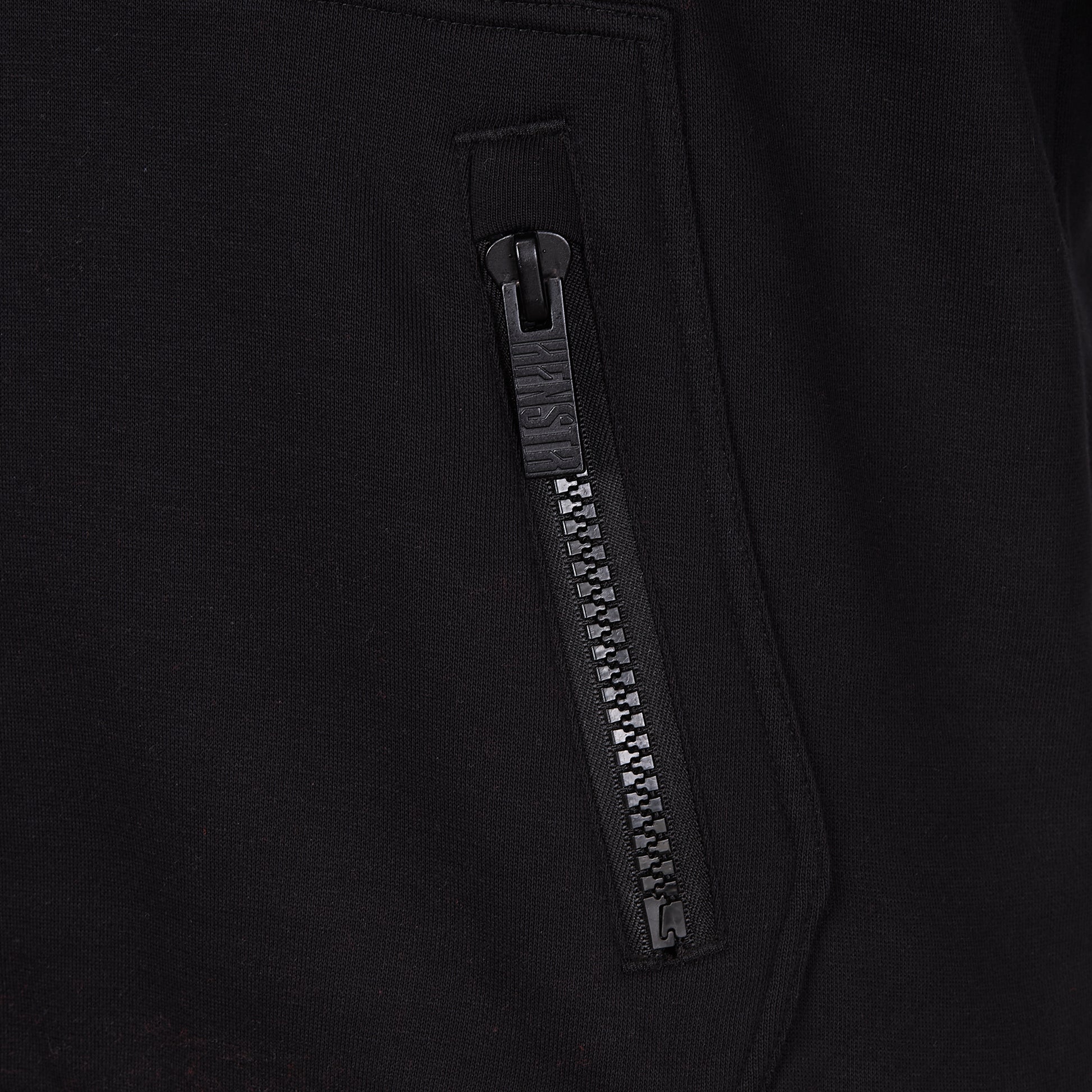 Nahaufnahme Reißverschluss des Styles 2553 Hoodie "NUR DER RWE"; positioniert an linker Kangaroo-Pocket-Seite anstelle einer einfachen Taschenöffnung