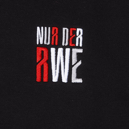 Nahaufnahme Stickerei auf linker Brust des Styles 2553 Hoodie "NUR DER RWE" ; Stickerei = NUR DER RWE, alles Großbuchstaben in RWE-Font, NUR DER kleiner skaliert als RWE, haben zusammen gleiche Breite wie RWE und sind darüber positioniert
