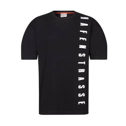 Schwarzes Oversize T-Shirt mit vertikalem, großen "HAFENSTRASSE" Druck auf Herzseite in weiß