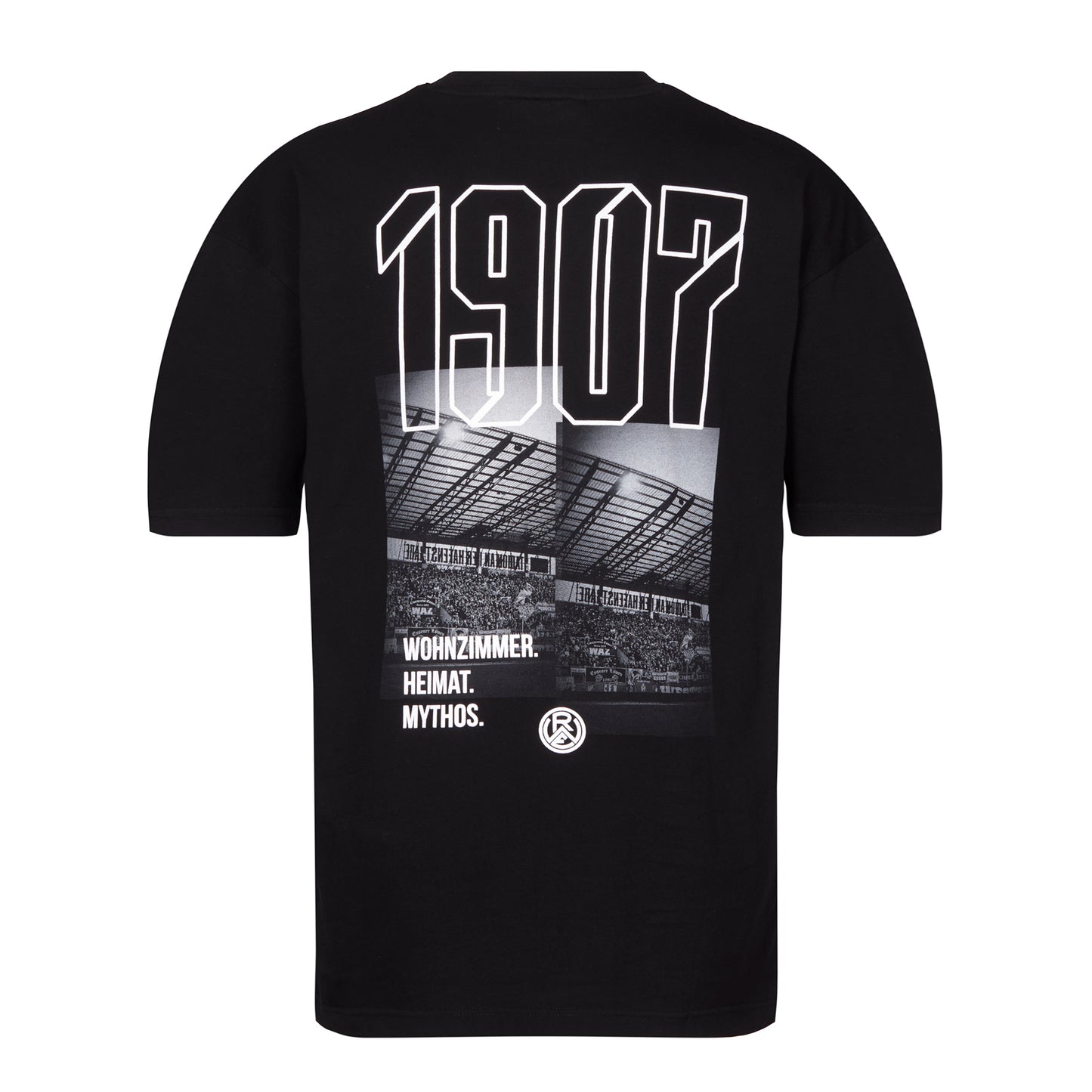 Schwarzes Oversize T-Shirt mit großem Rückenprint; abgebildet sind die West-Tribüne mit "1907" Schriftzug, sowie dem Slogan "Wohnzimmer. Heimat. Mythos" und dem RWE-Logo.