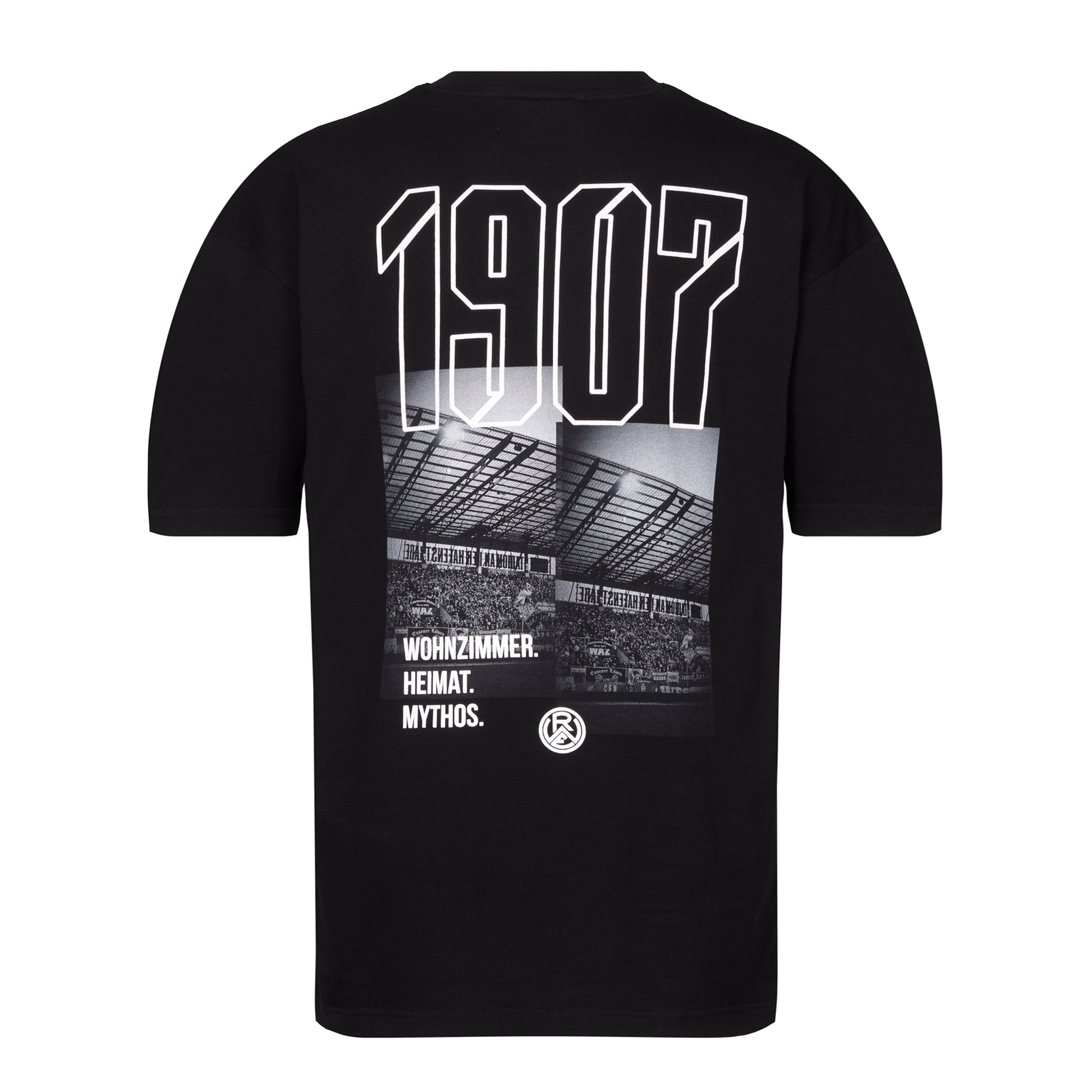 Schwarzes Oversize T-Shirt mit großem Rückenprint; abgebildet sind die West-Tribüne mit "1907" Schriftzug, sowie dem Slogan "Wohnzimmer. Heimat. Mythos" und dem RWE-Logo.