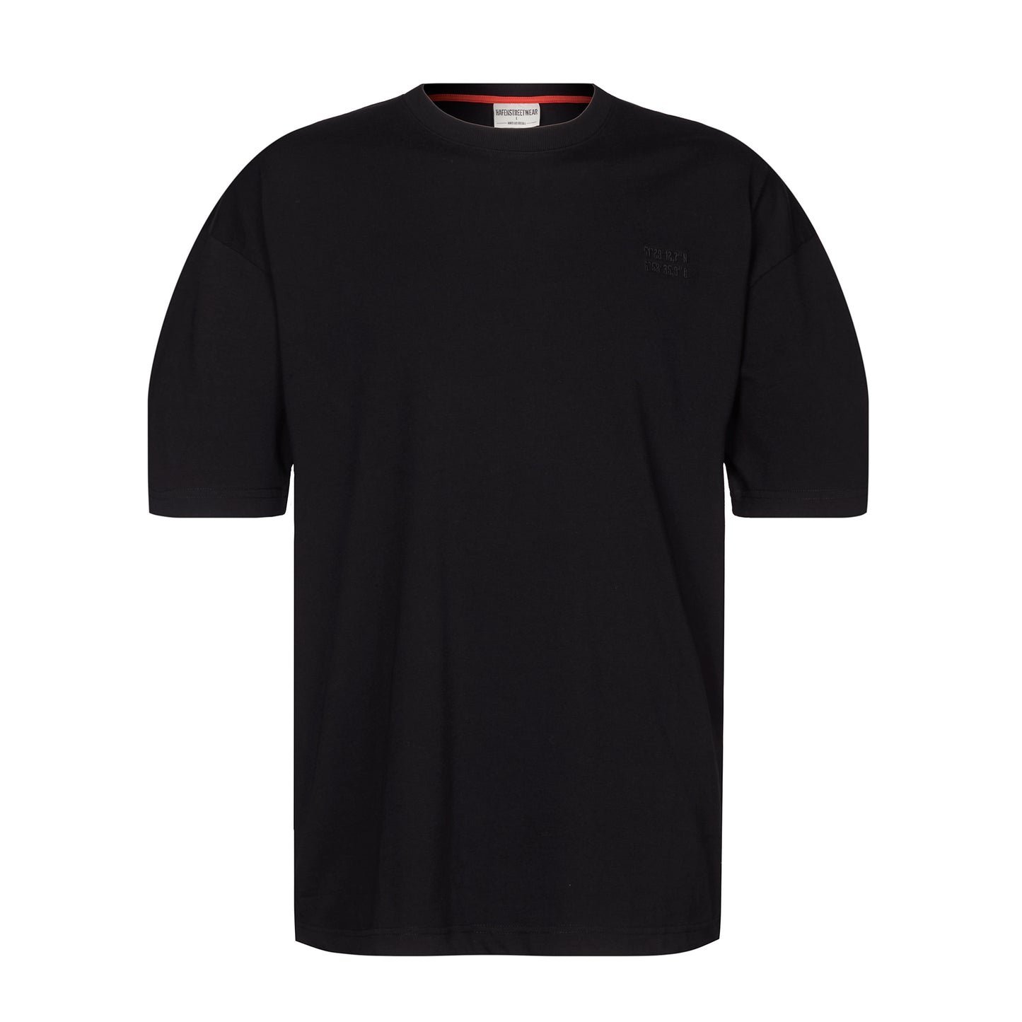Schwarzes Oversize T-Shirt mit großem Rückenprint; vorne schlicht mit Koordinaten des Stadions auf der linken Brust