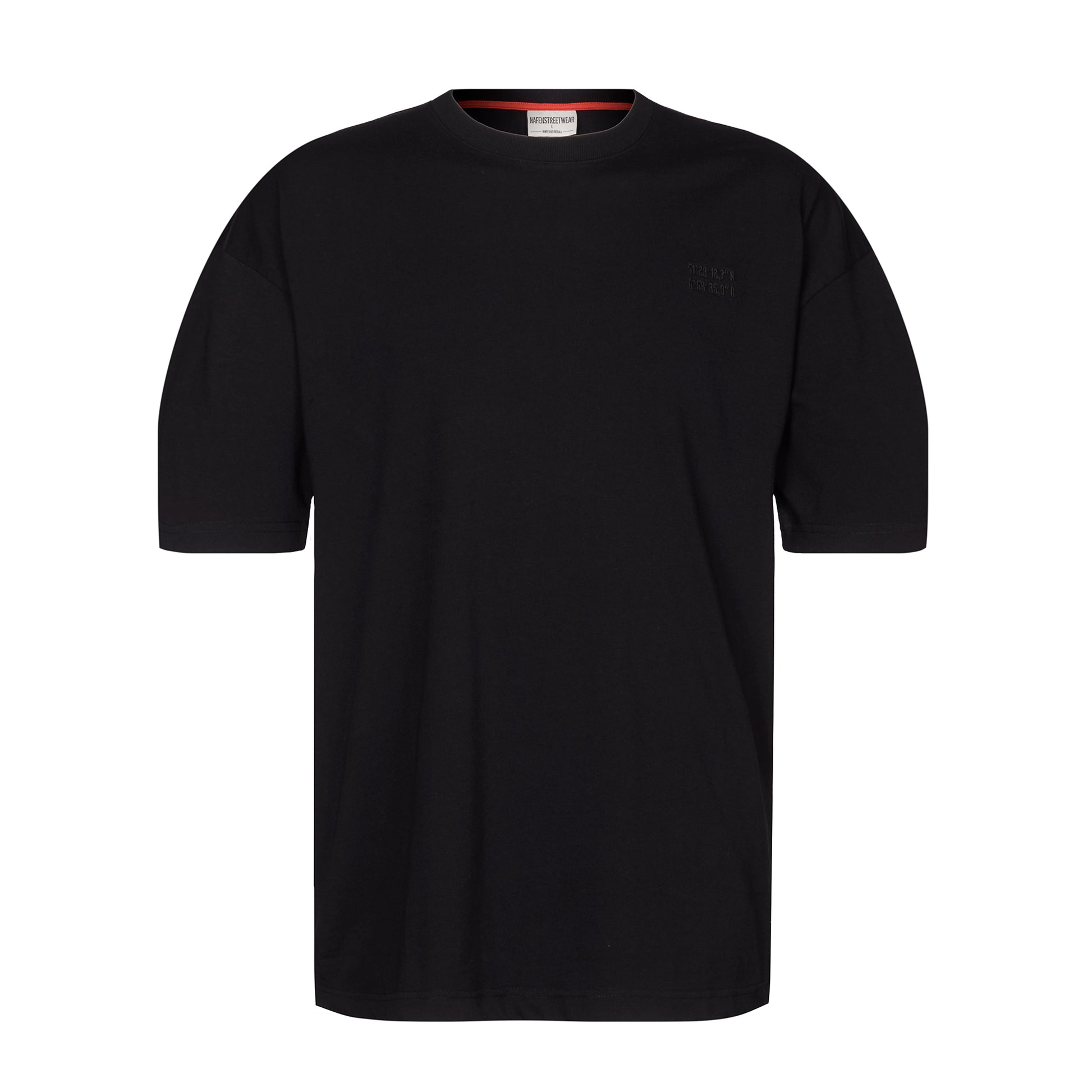 Schwarzes Oversize T-Shirt mit großem Rückenprint; vorne schlicht mit Koordinaten des Stadions auf der linken Brust