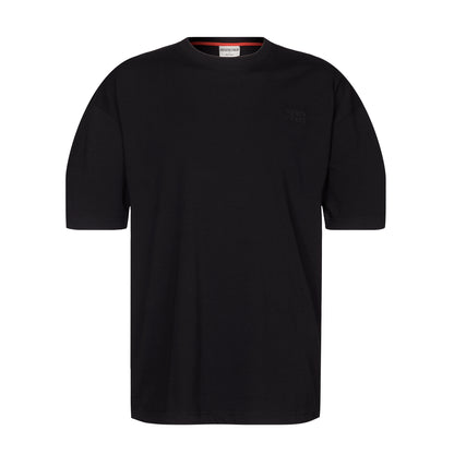 Schwarzes Oversize T-Shirt mit großem Rückenprint; vorne schlicht mit Koordinaten des Stadions auf der linken Brust