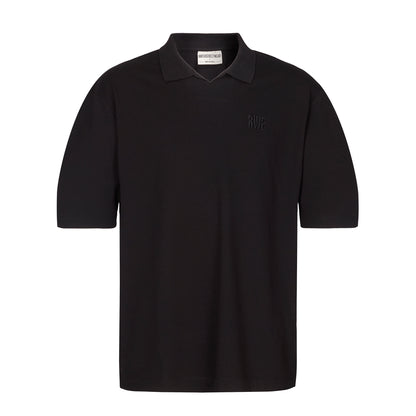 Schwarzes oversize Polo mit V-Ausschnitt und "RWE" Stickerei in schwarz auf linker Brust, keine Knopfleiste