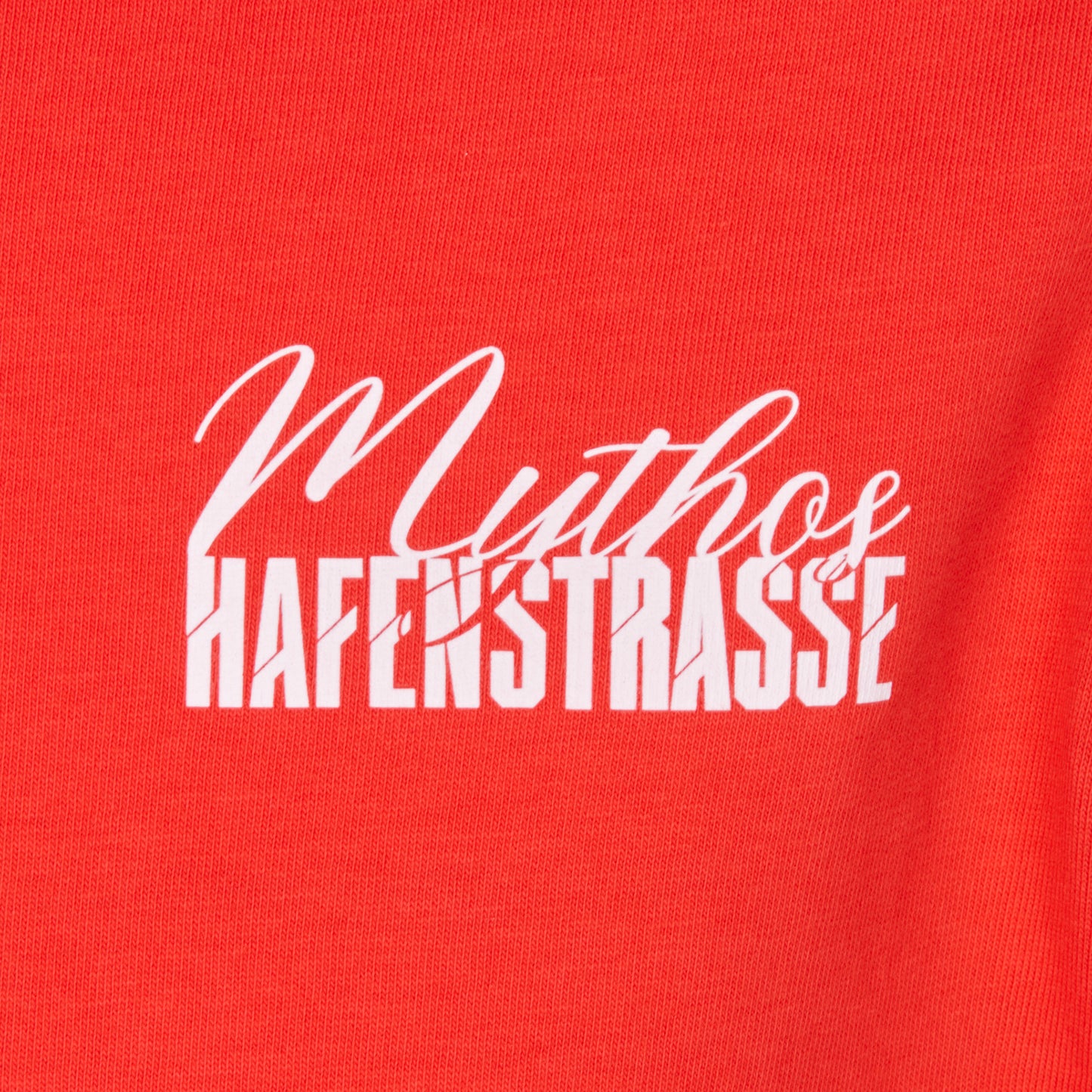 Nahaufnahme weißer Druck linke Brust des Styles 2544 T-Shirt "Mythos"