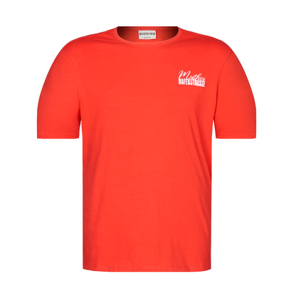 Rotes T-Shirt im Regular Fit mit einem weißen "Mythos Hafenstrasse" -Druck auf der linken Brust. Der Druck ist eine Mischung aus Kalligraphie-Schrift (Mythos) und Rot-Weiss Essen-Schrifttyp (blockig; Hafenstrasse). Mit Rippbündchen am Ausschnitt und Ärmeln.