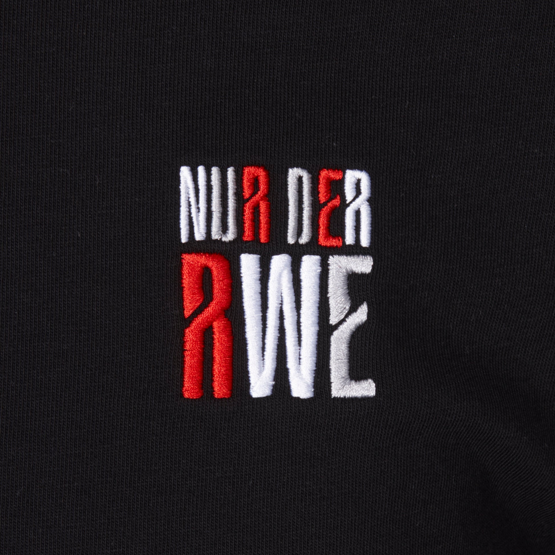 Nahaufnahme Style 2543 "NUR DER RWE" Stickerei, Farben rot-weiß-grau, jeder Buchstabe hat eine andere Farbe