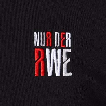 Nahaufnahme Style 2543 "NUR DER RWE" Stickerei, Farben rot-weiß-grau, jeder Buchstabe hat eine andere Farbe