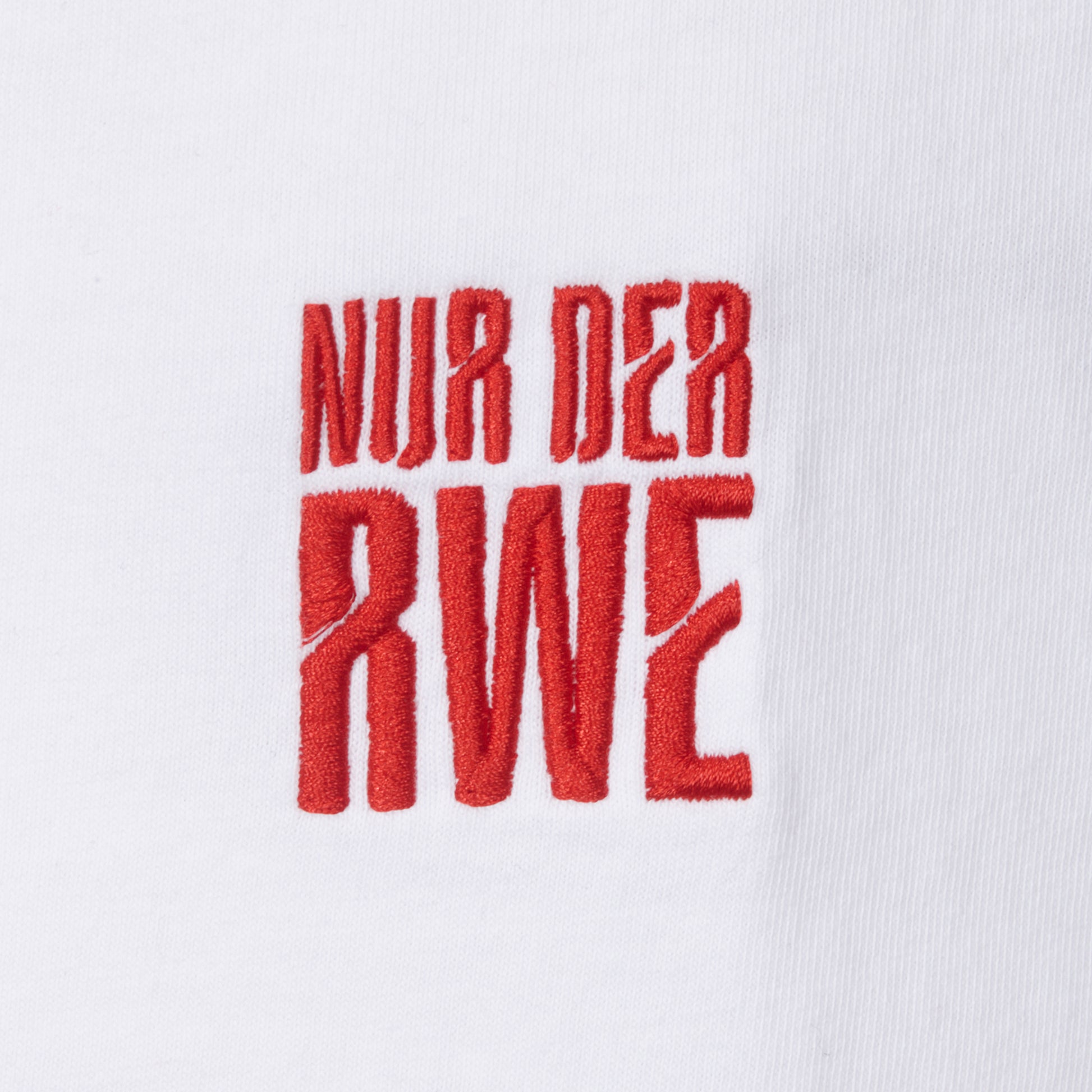 Nahaufnahme Stickerei linke Brust Style 2541 Tanktop "NUR DER RWE", vereinsrot, alle Buchstaben sind großgeschrieben und haben die selbe Farbe, ca. 4 cm breit x 4,5 cm hoch