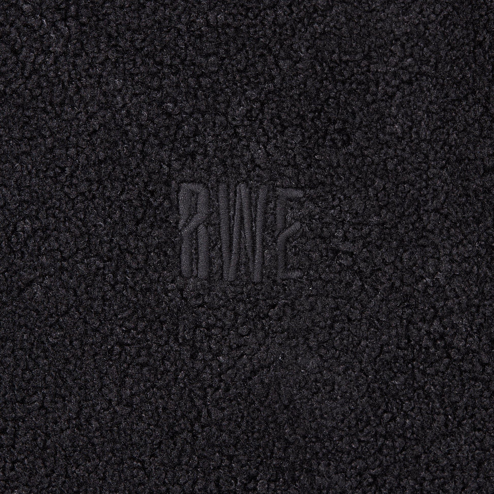 Nahaufnahme kleine "RWE"-Stickerei linke Brust