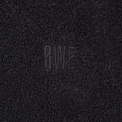 Nahaufnahme kleine "RWE"-Stickerei linke Brust