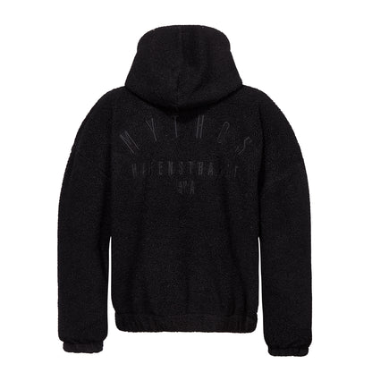 Rückansicht: Schwarzer Teddy-Hoodie mit großer Kapuze, großer Stickerei auf dem Rücken und Gummizügen an den Ärmelsäumen
