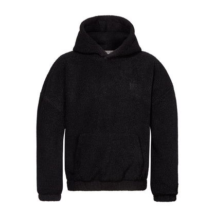 Vorderansicht: Schwarzer Teddy-Hoodie mit großer Kapuze, Kangaroo-Pocket, Stickerei auf linker Brust und Gummizügen an den Ärmelsäumen