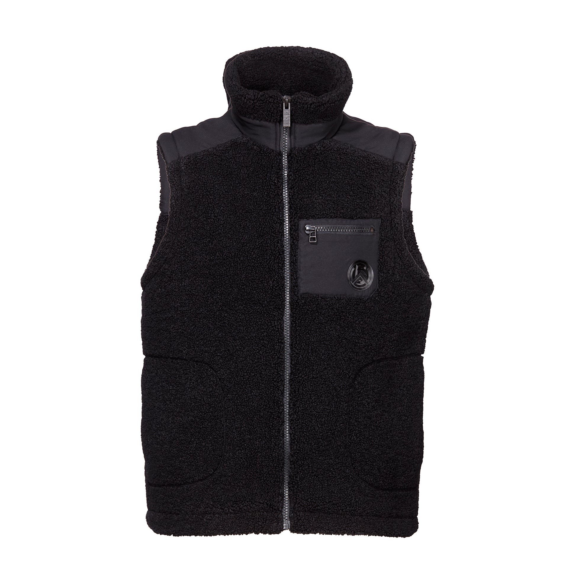 Vorderansicht: Schwarze Teddy-Weste mit hohem Stehkragen mit glattem Kontraststoff-Detail, Brusttasche links mit Reißverschluss und RWE Logo-Patch (Silikon) in schwarz, große Seitentaschen, Kontraststoff-Detail auf Schultern/Passe