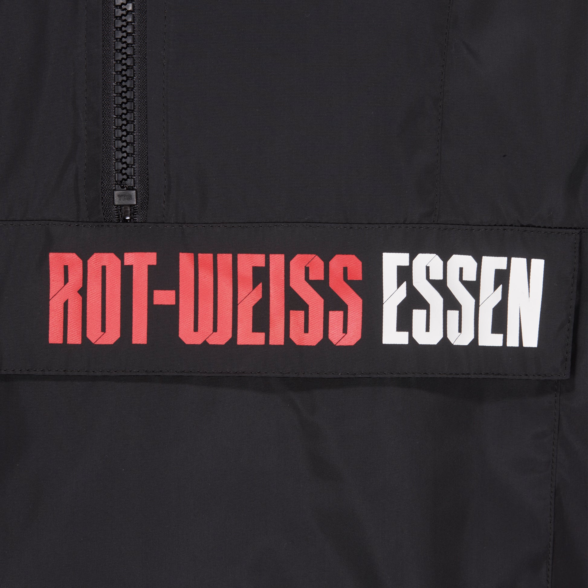 Nahaufnahme Rot-Weiss Essen Schriftzug-Druck auf Taschenklappe
