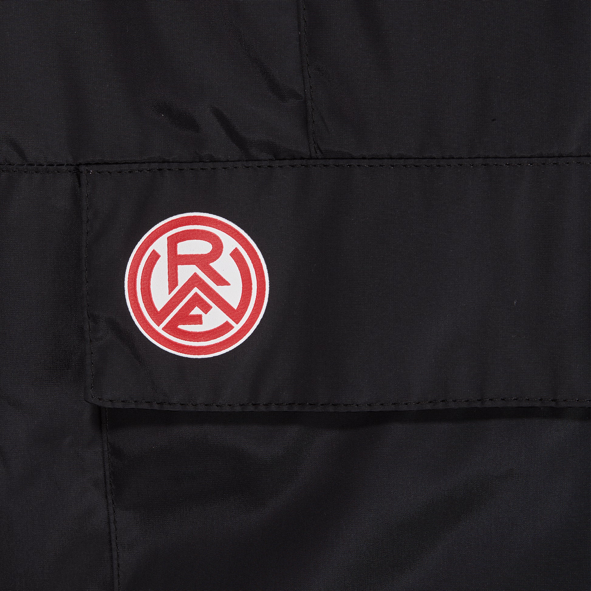 Nahaufnahme Rot-Weiss Essen Logo-Druck auf Taschenklappe