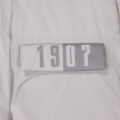 Nahaufnahme reflektierender "1907" Druck auf rechter Brusttasche, silber/grau