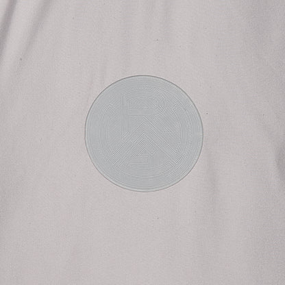 Nahaufnahme RWE-Logo Silikonpatch, Ton-in-Ton zur hellgrauen Jacke
