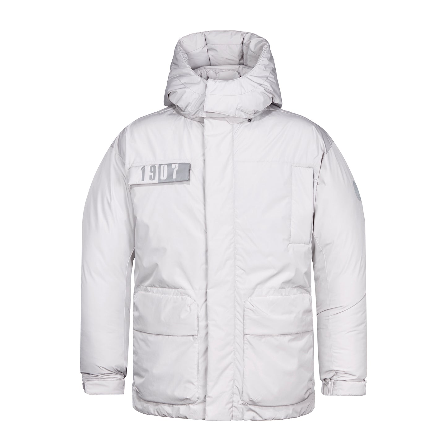 Vorderansicht: Hellgraue Winterjacke mit Stehkragen und abnehmbarer Kapuze mit Klett vorne, dick isoliert, aber sehr leicht, mit zwei Brusttaschen (1x hochkant, 1x quer) und zwei großen Vordertaschen (Blasebalgtaschen), Gummizug und Klett an den Ärmelsäumen, reflektierender "1907" Druck auf rechter Brusttasche