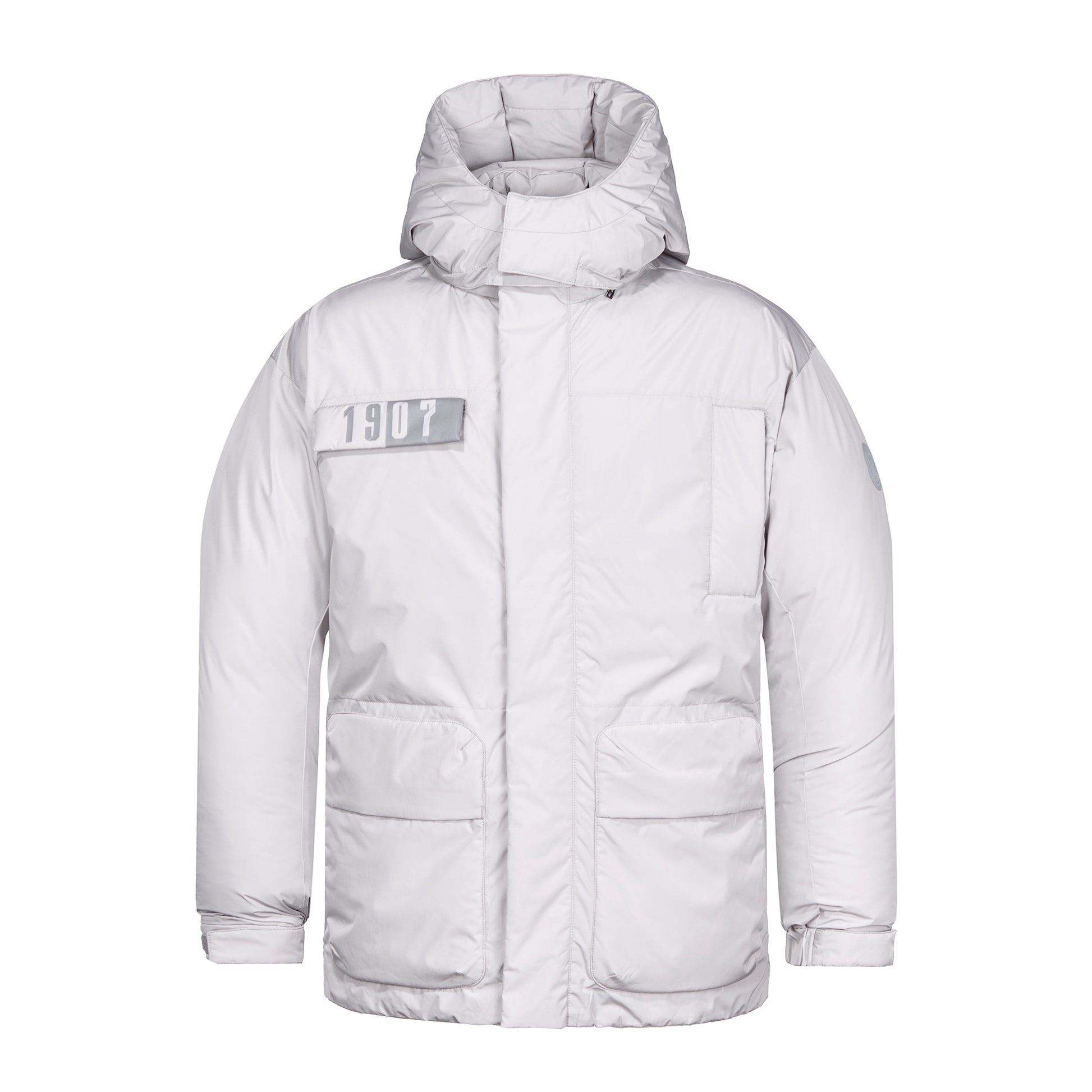 Vorderansicht: Hellgraue Winterjacke mit Stehkragen und abnehmbarer Kapuze mit Klett vorne, dick isoliert, aber sehr leicht, mit zwei Brusttaschen (1x hochkant, 1x quer) und zwei großen Vordertaschen (Blasebalgtaschen), Gummizug und Klett an den Ärmelsäumen, reflektierender "1907" Druck auf rechter Brusttasche